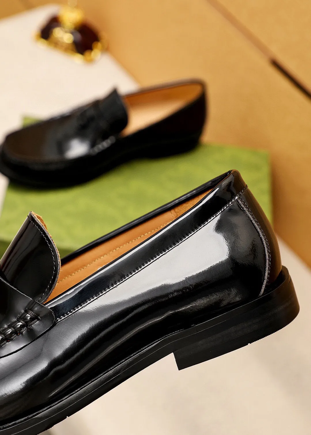 Men's shoes 💰480 💐 Product trademark: GUCCI "Gucci" casual leather shoes Regular size: 38-44 (45🉑️customized) Product materials: Selected imported first-layer open-edge beaded cowhide leather upper + luxury hardware buckle, imported water-dyed cowhide leather lining. Strong three-dimensional visual effect, combined outsole Color: 4⃣️colors available